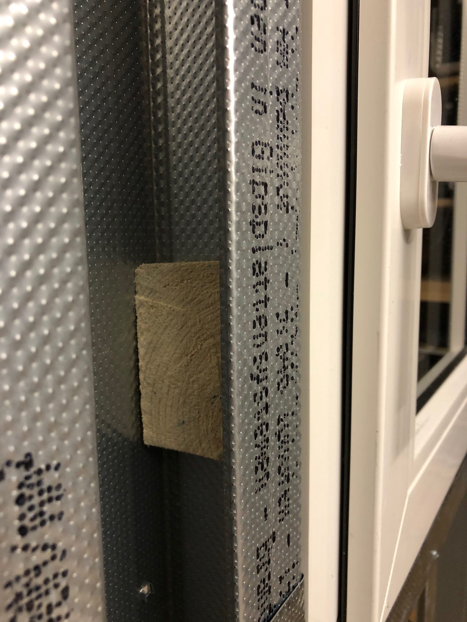 Screw the frame to the metal profiles