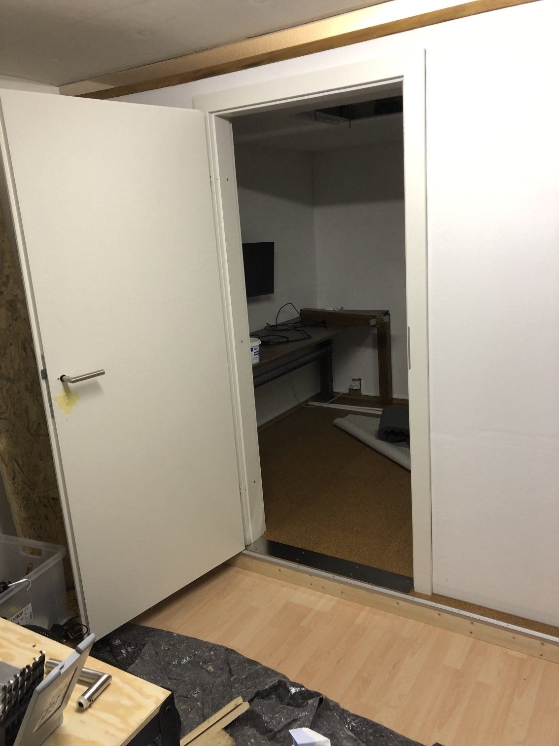 Door closing mechanism